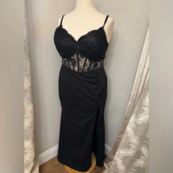 Plus Dress 🖤 - Picture 5 of 11